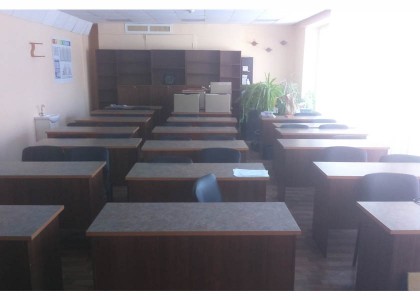 Столы и стеллажи в учебный кабинет